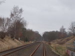Vom Bahnübergang am Bahnhof Herrnburg hat man einen Blick auf die Ausfahrt nach Lübeck.Vor Jahren war diese Aufnahme undenkbar,denn hinter der letzten Weiche verlief die Staatsgrenze