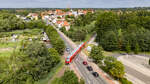 Der RE4 verl�sst Ueckerm�nde in Richtung Torgelow, um nach Pasewalk zu fahren. Im Hintergrund sieht man die Altstadt von Ueckerm�nde, mit der Kirche und Schloss. Bevor die Strecke zum Stadthafen erneut wiederbelebt wurde, war ein Ausziehgleis f�r G�t ...
