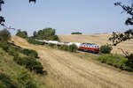 232 189  mit einem Kesselzug bei Dargitz, am 28.07.2019. Es ging als Umleiter über Neubrandenburg und Pasewalk nach Stendell.