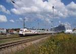 IC 2239 mit 101 027 an der Spitze ist am 23.08.2015 vor der Kulisse des Kreuzfahrtterminals Warnemünde auf dem Weg von Warnemünde nach Leipzig.