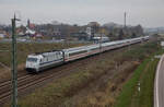101 057 am 29.11.2022 mit dem IC 2213 vom Ostseebad Binz in Rambin.