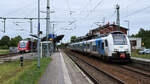 Der RE9 nach Rostock Hbf (rechts) und die RB25 nach Barth (links) im Bahnhof Velgast.
Aufgenommen im August 2023.