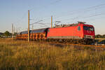 156 001 mit einem leeren Getreidezug von Mukran nach Freiberg. Aufgenommen zwischen Rambin und Altefähr um 21.07 Uhr am 23.06.2022.
