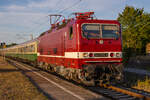 Der Sonderzug am 30.07.2022, Ostseebad Binz - Leipzig Hbf mit der 243 005 des BW Halle P, aufgenommen bei der Durchfahrt in Altefähr.
