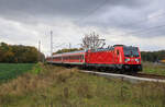 DB Regio 147 014 mit einigen Wagen von Cottbus nach Mukran am 25.10.2022.