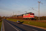 Im goldenen Abendlicht, des 18.04.2023 rollte die 140 855 der Triangula Logistik mit einem leeren Getreidezug aus Mukran, bei Altefähr über den Rügendamm.