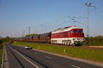 Am 12.05.2023 zieht die 132 426 (232 426) der NRE einen leeren Getreidezug von Mukran, durch Altefähr.