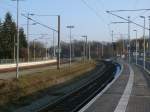 Der in einem Bogen liegende Bahnhof Samtens in Richtung Bergen/R�gen am 21.Dezember 2012.