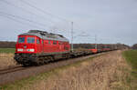 233 285 beschleunigt am 04.04.2023 einige Flachwagen aus Buchenhorst heraus, gen Rostock.