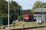 Da die UBB ihre Strecken und Bahnhofsanlagen weiträumig umgezäunt haben, musste ich sehr tricksen, um die 201 380 einigermassen anständig auf die Speicherkarte zu bannen. Vom Bahnsteig aus mit dem 200er Tele schaffte ich ich es doch noch. Sie stand vor dem Betriebswerk in Zinnowitz zusammen mit einer Schwesterlok und zwei Ferkeltaxen in der Sonne.

Zinnowitz, 25.07.2018
