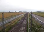 Noch ohne Stau auf der B96 verläuft,zwischen der alten (links) und der,im Bau befindlichen,neuen B96,das Streckengleis der KBS 195 zwischen Rambin und Samtens.Aufgenommen am 12.Juli 2015.