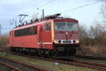 Maik Ampft Eisenbahndienstleistungen (MAED) 155 219 (Die Lok mit den zwei Gesichtern.) kam am Nachmittag des 03.01.2022 aus Glauchau, hier zu sehen in Mukran an der Ausfahrgruppe an. Die Lok trat am nächsten Tag die Reise Retour mit 3 alten Wagen an.