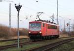 Maik Ampft Eisenbahndienstleistungen (MAED) 155 219 (Die Lok mit den zwei Gesichtern.) kam am Nachmittag des 03.01.2022 aus Glauchau, hier zu sehen in Mukran an der Ausfahrgruppe an.