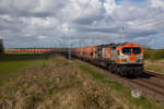 HVLE V330.8 (250 009) fuhr am 26.04.2023 mit einem Getreidezug nach Mukran durch Zirkow Hof. Knapp war es mit der Wolke.
