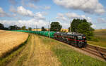 Am Morgen, des 27.06.2023 rollten die EBS 140 815 & 140 811 mit einem Getreidezug nach Mukran, durch die schöne Landschaft von Rügen. Aufgenommen in Stönkvitz.