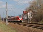 RE 33313 Stralsund-Binz fuhr an einem bewohnten Bahnwrterhaus bei Bergen/Rgen vorbei.Auf Rgen stehen zwischen Stralsund-Sassnitz noch einige solcher Bahnwrterhuser leider sind gerade nur noch