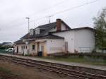 Das Bahnhofsgebude von Lietzow ist noch mit einem Weichenwrterstellwerk ausgestattet von wo aus die Ausfahrsignale und die noch vorhandenen Weichen in Richtung Bergen und das Einfahrsignal aus