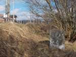 Dieser Kilometerstein befindet sich in Teschenhagen während am Fahrleitungsmast die Kilometertafel hängt.Aufgenommen am 22.Februar 2015.