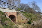 Reste Brückenbauwerk auf früherer KBS 122e Blickrichtung Usedom | Kamp | April 2020