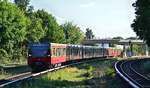 Ein 3/4 Zug der Br 480 fährt als Ringbahn S42 in Berlin Sonnenallee ein.