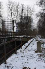 21.02.2013 Berlin zwischen Julius-Leber-Brcke und Schneberg (Blickrichtung), Kilometerstein 2.9; Die genaue Streckenfhrung ist mir noch nicht ganz klar - links neben der S-Bahn Strecke verlief die