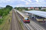 Ein Zug der Baureihe 481 erreicht aus Richtung Berlin den S-Bahn Haltepunkt Birkenstein.