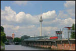 Vor dem imposanten Ost Berliner Fernsehturm fährt am 16.5.2007 der Warschau Express mit 234278 am S-Bahnhof Jannowitzbrücke vorbei.