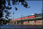 Eine DB Elektrolok der Baureihe 143 ist hier am 23.9.2006 in Höhe Jannowitzbrücke auf der Berliner Stadtbahn mit einem Dosto in Richtung Ostbahnhof unterwegs.