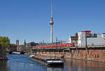 Am 08.04.26 passierte das Frachtschiff Rodeo die Spree und traf an der Jannowitzbrücke auf einen RE2 nach Hennigsdorf.