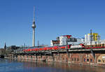 Am 08.04.26 führte 182 005 ihren RE2 nach Cottbus vorbei am S-Bahnhof Jannowitzbrücke Richtung osten.
