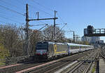 193 794 stellte am 08.04.26 den EC 247 nach Warszawa Wschodnia am Berliner Hbf bereit. Aus der Abstellanlage Grunewald kommend rollt er mit seinem Leerzug vorbei am S-Bahnhof Tiergarten.