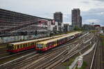 Zur 100Jahr Feier S-Bahn Berlin beklebte man 2 Halbzüge der Baureihe 481 bzw einen Vollzug der Baureihe 481 mit sämtlichen Lackierungsmustern die die S-Bahn Berlin im Laufe ihrer Jahre zu bieten hatte. Hier fährt der kunterbunte 481er als S9 nach Schöneweide in Berlin Warschauer Straße ein.

Berlin 24.09.2024