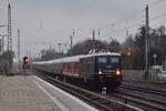 Bei unterirdischen Licht und Wetterverhältnissen rauscht 110 278 mit dem DZ 348 von Cottbus nach Hannover Messe/Laatzen durch Berlin Hirschgarten gen Köpenick.

Berlin 04.04.2022