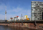Der vierteilige ODEG ET 3462010-4 hat hier gerade am 13.3.2026 um 10.23 Uhr den S-Bahnhof Jannowitzbrücke in Berlin passiert und ist auf dem Weg zum Ostbahnhof.
