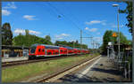 Der Bahnhof Potsdam-Griebnitzsee war während der deutschen Teilung Grenzbahnhof Richtung Westberlin. Der RE 1 nach Brandenburg durchfährt den Bahnhof - geschoben von einer 182er - ohne Halt. (28.04.2018)