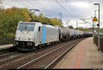 Kesselzug mit 186 435-4 der Railpool GmbH, vermietet an die HSL Logistik GmbH (HSL), durchfährt den Hp Magdeburg Herrenkrug auf der Bahnstrecke Berlin–Magdeburg (KBS 201) Richtung Biederitz.
[17.10.2019 | 14:16 Uhr]