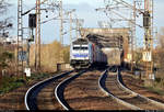 Containerzug mit 186 426-3 der Railpool GmbH, vermietet an die RTB Cargo GmbH, befährt die Herrenkrug-Eisenbahnbrücke nahe des Hp Magdeburg Herrenkrug auf der Bahnstrecke Berlin–Magdeburg (KBS 201) Richtung Biederitz.
Die nun 146 Jahre Brücke über die Elbe soll von April bis September 2021 wegen Sanierungsarbeiten voll gesperrt werden.
Aufgenommen am Ende des Bahnsteigs 1.
[19.11.2019 | 10:46 Uhr]