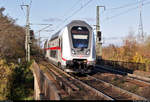 DBpbzfa 668.2 mit Schublok 146 573-1 DB als IC 2035 (Linie 56) von Norddeich nach Leipzig Hbf durchfährt den Hp Magdeburg Herrenkrug auf der Bahnstrecke Berlin–Magdeburg (KBS 201).
Aufgenommen am Ende des Bahnsteigs 1.
[19.11.2019 | 11:05 Uhr]