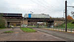 Röhrenzug mit 185 690-5 der Railpool GmbH, vermietet an die Retrack GmbH & Co. KG (VTG Rail Logistics Deutschland GmbH), überquert die Herrenkrugstraße am Hp Magdeburg Herrenkrug auf der Bahnstrecke Berlin–Magdeburg (KBS 201), Fahrtrichtung Biederitz.
(Smartphone-Aufnahme)
[20.11.2019 | 10:15 Uhr]