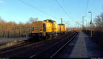 Flachwagenzug (leer) mit 293 008-9 (Lok 3) und 293 ??? der DB Bahnbau Gruppe GmbH durchfährt den Hp Magdeburg Herrenkrug auf der Bahnstrecke Berlin–Magdeburg (KBS 201) Richtung Magdeburg-Neustadt.
(Smartphone-Aufnahme)
(Neubearbeitung)
[10.12.2019 | 14:20 Uhr]