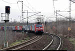 Containerzug mit 189 001-1 (Siemens ES64F4) DB durchfährt den Hp Magdeburg Herrenkrug auf der Bahnstrecke Berlin–Magdeburg (KBS 201) Richtung Magdeburg-Neustadt.
Aufgenommen im Gegenlicht am Ende des Bahnsteigs 1.
[13.2.2020 | 10:00 Uhr]