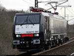 Durch Gegenzug fast  entwischt :
189 097-9 (Siemens ES64F4–997) der Mitsui Rail Capital Europe GmbH (MRCE), aktueller Mieter unbekannt, als Tfzf durchfährt den Hp Magdeburg Herrenkrug auf der Bahnstrecke Berlin–Magdeburg (KBS 201) Richtung Magdeburg-Neustadt.
Aufgenommen im Gegenlicht am Ende des Bahnsteigs 1.
[13.2.2020 | 10:15 Uhr]