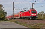 Noch bis zum Jahresende gehören die DB 182er mit Dostos zum gewohnten Bild des RE1. Dann übernimmt die ODEG diese Linie.
182 006-7 (Siemens ES64U2) hat soeben die frisch sanierte Herrenkrug-Eisenbahnbrücke befahren und wurde nahe des Hp Magdeburg Herrenkrug fotografiert. Interessant ist, dass hinter der Lok ein Hocheinstieg-Dosto hängt.

🧰 DB Regio Nordost
🚝 RE 3119 (RE1) Magdeburg Hbf–Cottbus Hbf
🚩 Bahnstrecke Berlin–Magdeburg (KBS 201)
🕓 25.10.2021 | 13:17 Uhr