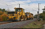 Ein Blick von hinten auf eine Schotterplanier- und Profilierungsmaschine Plasser & Theurer SSP 110 SW (99 80 9425 067-2 D-DB) – unterwegs im Tandem mit einer Zweischwellenstopfmaschine Plasser & Theurer 09-32 CSM  Max  (99 80 9421 015-5 D-DB) in Magdeburg Herrenkrug Richtung Biederitz.

🧰 DB Bahnbau Gruppe GmbH
🚩 Bahnstrecke Berlin–Magdeburg (KBS 201)
🕓 25.10.2021 | 13:25 Uhr