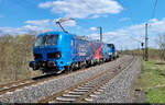 Mit 214 015-0 (V100-SP-025 | 212 259-6 | DB V 100 2259) im Schlepp düst 192 007-3 (E 192-SP-100 | Siemens Smartron) durch den Hp Magdeburg Herrenkrug Richtung Magdeburg-Neustadt.
Ich stehe am Ende des Bahnsteigs 1.

🧰 Spitzke SE
🕓 11.4.2022 | 13:33 Uhr