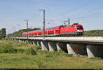 Mit dem fünfteiligen Dosto-Park überquert 182 014-1 (Siemens ES64U2) die Umflutehle in Biederitz.

🧰 DB Regio Nordost
🚝 RE 3115 (RE1) Magdeburg Hbf–Eisenhüttenstadt
🕓 16.5.2022 | 11:15 Uhr