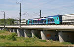 Ein FLIRT Akku geht auf Reisen:
Der neue zweiteilige 526 003 (94 80 2526 003-5 D-SRSDE | 94 80 2826 003-2 D-SRSDE) von Stadler Deutschland wird bei Biederitz über die Umflutehle in den hohen Norden überführt. Insgesamt 55 solcher Triebzüge hat das Land Schleswig-Holstein bestellt.

🧰 DB Regio Schleswig-Holstein (DB Regio Nord) | RailAdventure GmbH
🕓 16.5.2022 | 12:11 Uhr