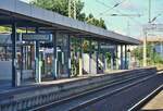 Erster Halt auf den Weg nach Berlin war am 11.7.20 der Bahnhof Burg. Hier hingen zu dem Zeitpunkt noch die alten Fallblattanzeiger aus den 90ern. Der Bahnhof wurde in den 90ern zusammen mit der Strecke modernisiert was man den Bahnhof heute noch ansieht. Blick über den Bahnsteig Gleis 1 in Burg.

Burg 11.07.2020