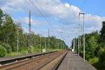 Etwas mühselig war der Aufstieg zu den oberen Bahnsteigen in Bergholz. Zur Verwunderung sahen die oberen Bahnsteige noch so aus als würde hier schon bald wieder etwas fahren. Jedoch ist hier der letzte Zug 1998 abgefahren.  Der Bahnhof wurde 1957 als reiner Umsteigebahnhof errichtet und wurde dann 1998 geschlossen. Weit abseits von Ortschaften dürfte die Fahrgastzahl hier nach der Wende sehr übersichtlich gewesen sein. Der Bahnhof ist heute noch frei begehbar. 

Bergholz 18.07.2020