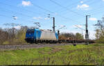 Erst 50 Minuten zuvor auf Solofahrt in Magdeburg Hbf gesehen, hatte sich 185 515-4 in Windeseile einen Zug geholt und fährt in Magdeburg Herrenkrug nun zurück ins Stadtinnere. Sie hatte Schienen geladen, vermutlich aus der Werkstatt der DB Bahnbau Gruppe in Königsborn.

🧰 Alpha Trains Belgium NV/SA, vermietet an Railtraxx NV
🕓 19.4.2023 | 11:55 Uhr